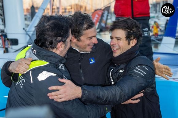 Sa femme, Perrine Le Pape, a annoncé sa mort à l’AFP.

Le Podium du Vendée Globe 2024-2025 - Yoann Richomme (2e), Charlie Dalin (1er) et Sébastien Simon (3e) - Les Sables d'Olonne le 17/01/2025.
Alexis Courcoux/Psnewz/Bestimage