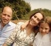 Ses parents et toute la famille royale peuvent être fiers !
Kate Middleton en a fini avec la chimiothérapie et annonce dans une vidéo publiées sur les réseaux sociaux le 9 septembre 2024 qu’elle reprend ses activités.
Traitée pour un cancer dont elle n’a pas dévoilé la nature, la princesse de Galles a publié une vidéo où on la voit notamment entourée du prince William et de leurs enfants, le prince George, la princesse Charlotte et le prince Louis.
© Prince and Princess of Wales Instagram via Bestimage
