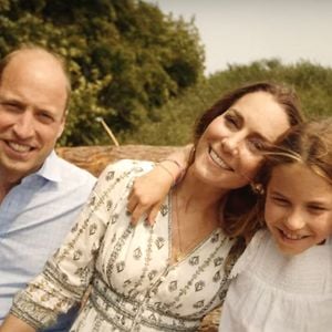 Ses parents et toute la famille royale peuvent être fiers !

Kate Middleton en a fini avec la chimiothérapie et annonce dans une vidéo publiées sur les réseaux sociaux le 9 septembre 2024 qu’elle reprend ses activités.
Traitée pour un cancer dont elle n’a pas dévoilé la nature, la princesse de Galles a publié une vidéo où on la voit notamment entourée du prince William et de leurs enfants, le prince George, la princesse Charlotte et le prince Louis.
© Prince and Princess of Wales Instagram via Bestimage