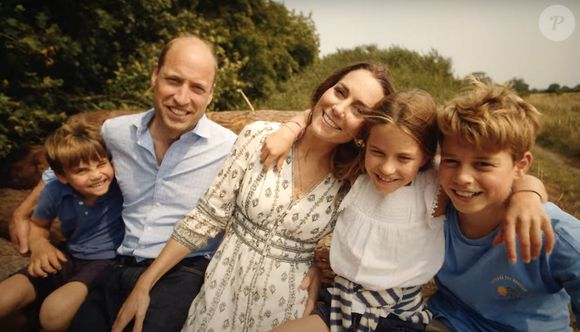 Ses parents et toute la famille royale peuvent être fiers !

Kate Middleton en a fini avec la chimiothérapie et annonce dans une vidéo publiées sur les réseaux sociaux le 9 septembre 2024 qu’elle reprend ses activités.
Traitée pour un cancer dont elle n’a pas dévoilé la nature, la princesse de Galles a publié une vidéo où on la voit notamment entourée du prince William et de leurs enfants, le prince George, la princesse Charlotte et le prince Louis.
© Prince and Princess of Wales Instagram via Bestimage