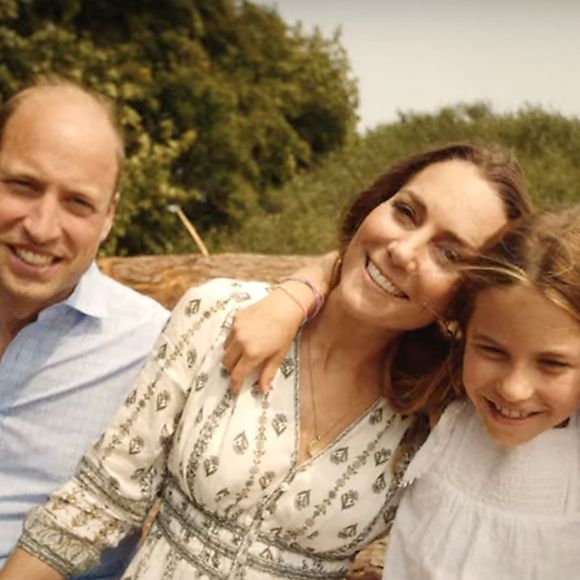 Ses parents et toute la famille royale peuvent être fiers !

Kate Middleton en a fini avec la chimiothérapie et annonce dans une vidéo publiées sur les réseaux sociaux le 9 septembre 2024 qu’elle reprend ses activités.
Traitée pour un cancer dont elle n’a pas dévoilé la nature, la princesse de Galles a publié une vidéo où on la voit notamment entourée du prince William et de leurs enfants, le prince George, la princesse Charlotte et le prince Louis.
© Prince and Princess of Wales Instagram via Bestimage