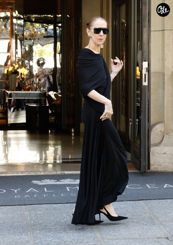 Céline Dion vient saluer et remercier ses nombreux fans qui l'attendent devant l'hôtel Royal Monceau à Paris, le 23 septembre 2026. © Marc Ausset-Lacroix / Bestimage