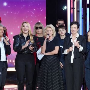 Sophie Davant, Nagui, Santa (marraine de l'édition 2025), Laurence Tiennot-Herment, Delphine Ernotte, Collectif Métissé lors de la deuxième soirée de la 39ème édition du Téléthon sur France 2 aux Studios du Lendit à Saint-Denis, France, le 6 décembre 2025. Les trente heures du Téléthon 2025 s'achèvent sur un compteur de 83,5 millions d'euros. © Anne-Sophie Guebey/Bestimage