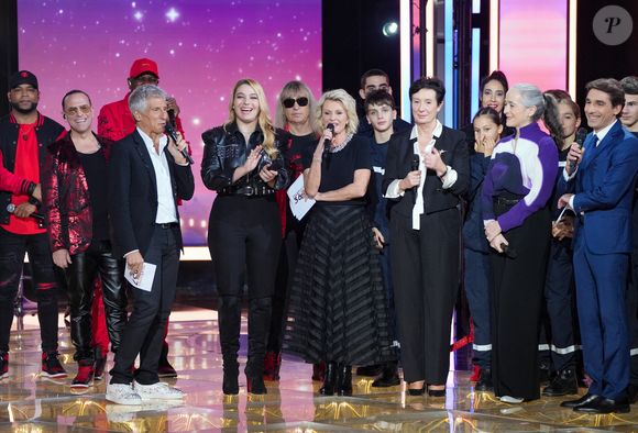 Sophie Davant, Nagui, Santa (marraine de l'édition 2025), Laurence Tiennot-Herment, Delphine Ernotte, Collectif Métissé lors de la deuxième soirée de la 39ème édition du Téléthon sur France 2 aux Studios du Lendit à Saint-Denis, France, le 6 décembre 2025. Les trente heures du Téléthon 2025 s'achèvent sur un compteur de 83,5 millions d'euros. © Anne-Sophie Guebey/Bestimage
