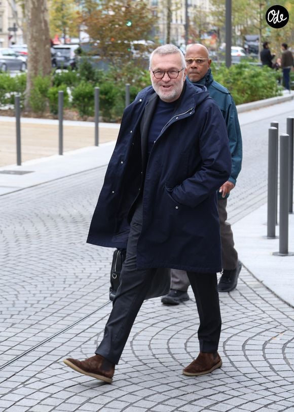 "Quand on est chanceux d'être privilégiés, on ne va pas aller dans les médias dire : 'Oh la la, j'ai été évacué", a-t-il ajouté

Laurent Ruquier à la sortie des studios de RTL à Neuilly-sur-Seine, le 16 octobre 2025. © Agence / Bestimage # No web pour la Belgique et la Suisse | 00728781