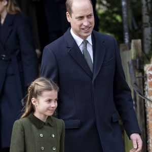 mais les internautes ont aussi remarqué que Charlotte était devenu le sosie de son père !

Le prince William, prince de Galles, la princesse Charlotte de Galles - Les membres de la famille royale britannique lors de la messe du matin de Noël en l'église St-Mary Magdalene à Sandringham, le 25 décembre 2023.

Photo : AGENCE / BESTIMAGE