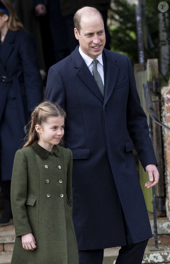 mais les internautes ont aussi remarqué que Charlotte était devenu le sosie de son père !

Le prince William, prince de Galles, la princesse Charlotte de Galles - Les membres de la famille royale britannique lors de la messe du matin de Noël en l'église St-Mary Magdalene à Sandringham, le 25 décembre 2023.

Photo : AGENCE / BESTIMAGE