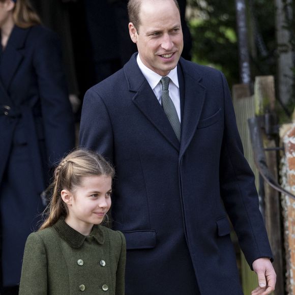 mais les internautes ont aussi remarqué que Charlotte était devenu le sosie de son père !

Le prince William, prince de Galles, la princesse Charlotte de Galles - Les membres de la famille royale britannique lors de la messe du matin de Noël en l'église St-Mary Magdalene à Sandringham, le 25 décembre 2023.

Photo : AGENCE / BESTIMAGE