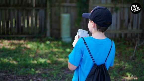 Pour accompagner les premiers pas vers l'autonomie, il existe une solution intermédiaire : les montres connectées spécialement conçues pour les enfants.

© Unsplash / Jordan Hopkins