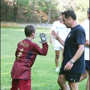 Nicolas Sarkozy avec son fils Louis lors d'un match de football en 2006
©OLIVIER BORDE / BESTIMAGE