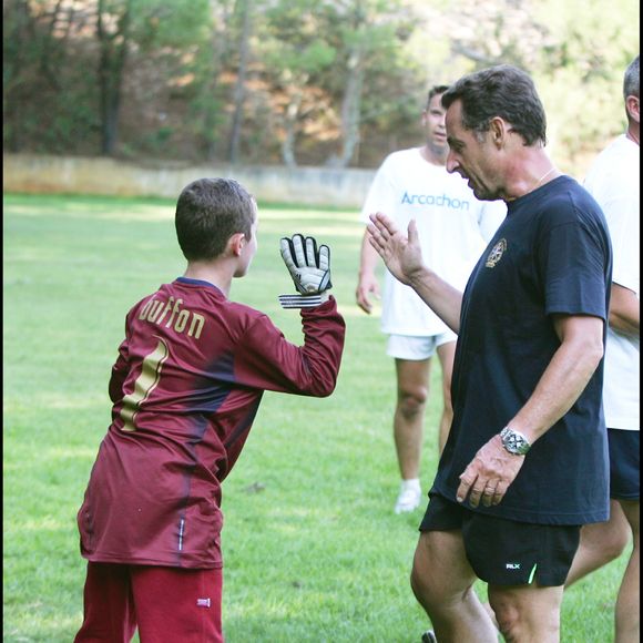 Nicolas Sarkozy avec son fils Louis lors d'un match de football en 2006
©OLIVIER BORDE / BESTIMAGE