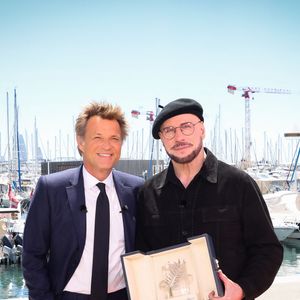 Exclusif - Laurent Delahousse, John Travolta lors de l'enregistrement de 20h30 Le Dimanche, présenté par L.Delahousse lors du 79ème Festival International du Film de Cannes le 16 mai 2026. © Jack Tribeca / Bestimage