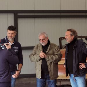 Dominique Chapatte tourne l'émission "Turbo" (M6) à la carrosserie Esquisse Riders à Izon près de Bordeaux, aux côtés d'Alex Bouchon et Etienne Bruet, le 23 octobre 2023. 
© Marc de Tienda / Panoramic / Bestimage