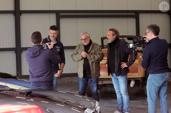 Dominique Chapatte tourne l'émission "Turbo" (M6) à la carrosserie Esquisse Riders à Izon près de Bordeaux, aux côtés d'Alex Bouchon et Etienne Bruet, le 23 octobre 2023. 
© Marc de Tienda / Panoramic / Bestimage