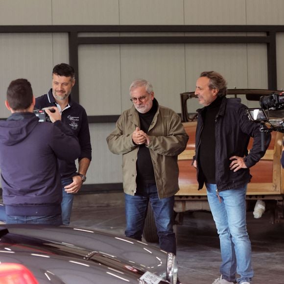 Dominique Chapatte tourne l'émission "Turbo" (M6) à la carrosserie Esquisse Riders à Izon près de Bordeaux, aux côtés d'Alex Bouchon et Etienne Bruet, le 23 octobre 2023. 
© Marc de Tienda / Panoramic / Bestimage