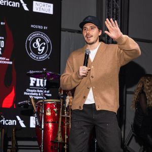 Brooklyn Beckham lors de l'événement « Mike's Amazing Burger Bash », présenté par Schweid & Sons, à Miami, en Floride (États-Unis), le 19 février 2026. Photo de Seth Browarnik/INSTARimages/ABACAPRESS.COM