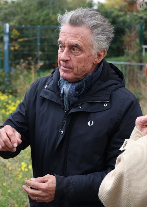 Exclusif - Gérard Holtz - Arrivées lors de l'enregistrement de l'émission "Vivement Dimanche" (du 16 novembre) à Paris le 22 octobre 2025. © Bestimage