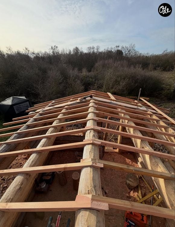 Vianney a terminé la construction de sa cabane en bois en pleine forêt et montre le résultat sur Instagram le 12 avril 2026.