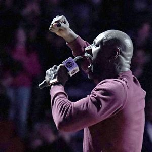 En parallèle, il est devenu co-propriétaire du club Paris Basketball, qui a remporté le championnat de France.

Omar Sy assiste au match du Paris Basketball, battu par le Žalgiris Kaunas (105 - 108), lors de la 15ème Journée de l'Euroleague à Paris, le 11 décembre 2025.

© Baptiste Autissier / PsnewZ / Bestimage
