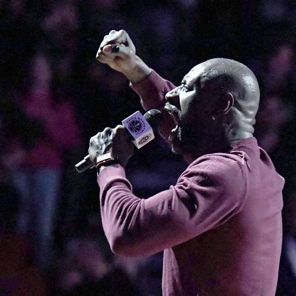 En parallèle, il est devenu co-propriétaire du club Paris Basketball, qui a remporté le championnat de France.

Omar Sy assiste au match du Paris Basketball, battu par le Žalgiris Kaunas (105 - 108), lors de la 15ème Journée de l'Euroleague à Paris, le 11 décembre 2025.

© Baptiste Autissier / PsnewZ / Bestimage