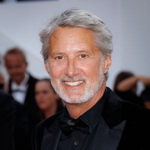Antoine de Caunes - Montée des marches du film « La plus précieuse des marchandises  » lors du 77ème Festival International du Film de Cannes, au Palais des Festivals à Cannes. Le 24 mai 2024
© Jacovides-Moreau / Bestimage