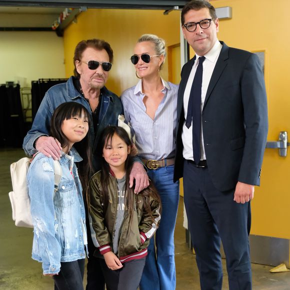 Exclusif - Johnny Hallyday, sa femme Laeticia et leurs filles Jade et Joy, et le consul général de France à Los Angeles Christophe Lemoine au bureau de vote de Los Angeles pour les élections présidentielles françaises de 2017. Le 6 mai 2017 © Chris Delmas / Bestimage