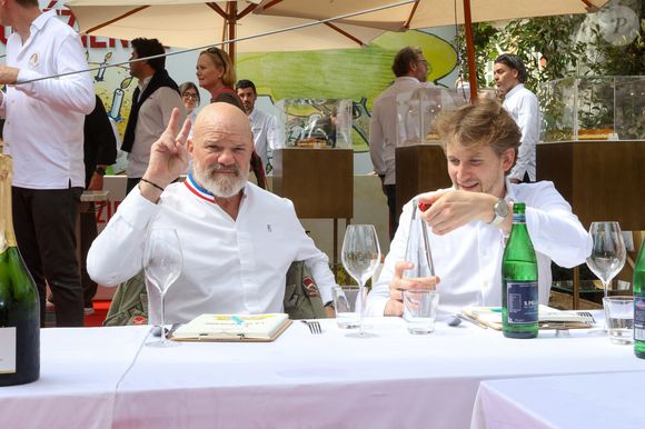 Les Chefs à Saint-Tropez fêtent les producteurs 2025 - Inauguration de la 5e édition,  les Chefs et les producteurs se retrouvent sur la place des Lices à Saint-Tropez, le 3 mai 2025. Les chefs Philippe Etchebest et Maxime Frédéric  membre du Jury du concours de Patisserie - La Tropezienne. ©Jean-Marc Lhomer / Bestimage.