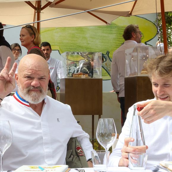 Les Chefs à Saint-Tropez fêtent les producteurs 2025 - Inauguration de la 5e édition,  les Chefs et les producteurs se retrouvent sur la place des Lices à Saint-Tropez, le 3 mai 2025. Les chefs Philippe Etchebest et Maxime Frédéric  membre du Jury du concours de Patisserie - La Tropezienne. ©Jean-Marc Lhomer / Bestimage.
