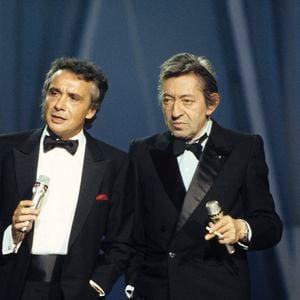 Le 3 février 1990, Serge Gainsbourg et Michel Sardou, à Paris, lors de la remise des Victoires de la musique (Archives). Gérard Letellier via Bestimage