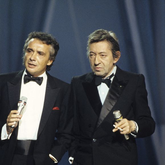 Le 3 février 1990, Serge Gainsbourg et Michel Sardou, à Paris, lors de la remise des Victoires de la musique (Archives). Gérard Letellier via Bestimage