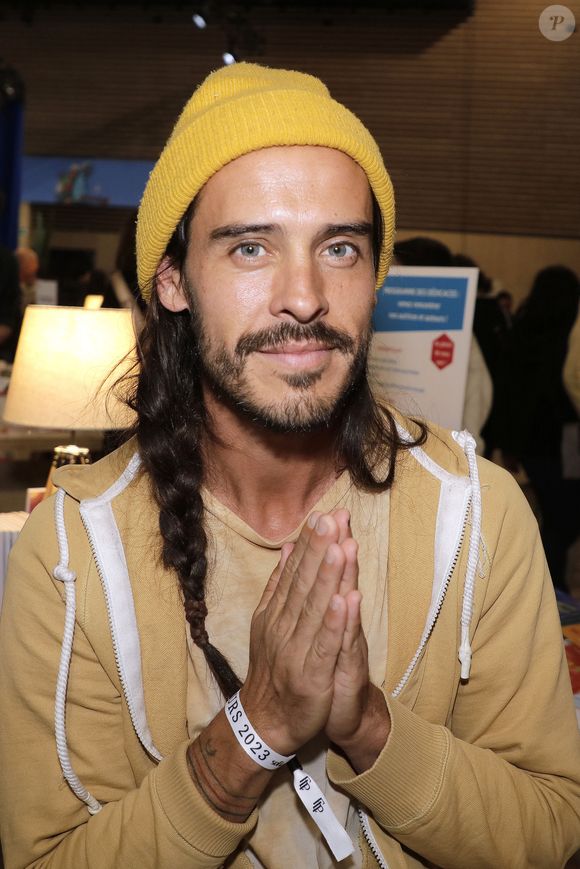 Il s'agit de Flo Delavega, l'ancien chanteur du groupe emblématique Fréro Delavega, qui s'est fait connaître grâce à "The Voice" sur TF1.

Flo Delavega au festival du Livre de Paris 2023 au Grand Palais Éphémère, le 21 avril 2023.

Photo : Cedric Perrin / Bestimage