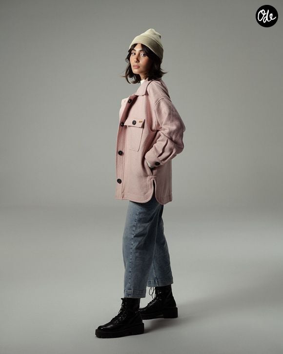 La mi-saison demande des vêtements polyvalents pour faire face aux variations de météo.