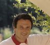 Dans cette petite agglomération des Alpilles, tout le monde le connaît.

En France, dans sa maison de vacances en Provence, rendez-vous avec Michel Drucker. Septembre 1992
© Alain Canu via Bestimage