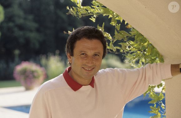 Dans cette petite agglomération des Alpilles, tout le monde le connaît.

En France, dans sa maison de vacances en Provence, rendez-vous avec Michel Drucker. Septembre 1992
© Alain Canu via Bestimage