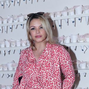 Exclusif - Séverine Ferrer à la soirée Jardin Secret sur le rooftop de l'hôtel The Peninsula Paris le 7 juin 2023.
Dans ce jardin secret, les convives ont pu découvrir en avant-première la carte d’été imaginée par les Chefs de l’hôtel, tout en dégustant les cocktails créations de leur équipe de mixologues, ainsi qu’une sélection inédite de vins dans une atmosphère festive, sur les toits de Paris. Sculptures florales, décorations végétales, artistes, danseurs, musiciens...
Ce jardin a créé la surprise, en proposant dans chacun de ses recoins charme et dépaysement. À leur arrivée, les convives ont été interpellés par une gigantesque balançoire littéralement positionnée sur le toit de l'hôtel. Deux artistes habillées de longues robes flottantes au vent se balançaient avec virtuosité au-dessus du vide. Une image marquante de légèreté et de douceur tel un tableau vivant.
Telle une bulle de poésie à l’écart du tumulte de la ville, les vins de la Maison CHANEL ont pris place dans ce décor au charme élégant. L’occasion rêvée pour célébrer ce partenariat estival entre le palace parisien et l’indétrônable Maison française. Une collaboration qui prend forme tout au long de la saison, proposant une sélection de vins disponibles sur la carte du Rooftop ainsi que sur la carte du restaurant aux deux étoiles Michelin, L’Oiseau Blanc.

© Rachid Bellak / Bestimage