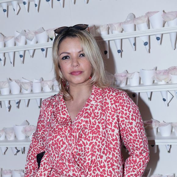 Exclusif - Séverine Ferrer à la soirée Jardin Secret sur le rooftop de l'hôtel The Peninsula Paris le 7 juin 2023.
Dans ce jardin secret, les convives ont pu découvrir en avant-première la carte d’été imaginée par les Chefs de l’hôtel, tout en dégustant les cocktails créations de leur équipe de mixologues, ainsi qu’une sélection inédite de vins dans une atmosphère festive, sur les toits de Paris. Sculptures florales, décorations végétales, artistes, danseurs, musiciens...
Ce jardin a créé la surprise, en proposant dans chacun de ses recoins charme et dépaysement. À leur arrivée, les convives ont été interpellés par une gigantesque balançoire littéralement positionnée sur le toit de l'hôtel. Deux artistes habillées de longues robes flottantes au vent se balançaient avec virtuosité au-dessus du vide. Une image marquante de légèreté et de douceur tel un tableau vivant.
Telle une bulle de poésie à l’écart du tumulte de la ville, les vins de la Maison CHANEL ont pris place dans ce décor au charme élégant. L’occasion rêvée pour célébrer ce partenariat estival entre le palace parisien et l’indétrônable Maison française. Une collaboration qui prend forme tout au long de la saison, proposant une sélection de vins disponibles sur la carte du Rooftop ainsi que sur la carte du restaurant aux deux étoiles Michelin, L’Oiseau Blanc.

© Rachid Bellak / Bestimage