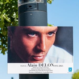 Cette inauguration prolonge les hommages rendus par la municipalité, après une exposition dédiée à l'acteur en 2025 et la création d'une fresque monumentale.

Alors que les enfants Delon étaient invités à l'inauguration du parvis Alain Delon au coeur du Campus Georges Méliès de Cannes, c'est Liv Delon la fille cadette d'Anthony qui est venue en présence du maire de la ville, David Lisnard, à Cannes, France, le 22 mai 2026.  © Sam Delpech/Bestimage