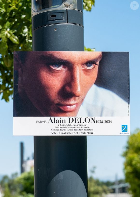 Cette inauguration prolonge les hommages rendus par la municipalité, après une exposition dédiée à l'acteur en 2025 et la création d'une fresque monumentale.

Alors que les enfants Delon étaient invités à l'inauguration du parvis Alain Delon au coeur du Campus Georges Méliès de Cannes, c'est Liv Delon la fille cadette d'Anthony qui est venue en présence du maire de la ville, David Lisnard, à Cannes, France, le 22 mai 2026.  © Sam Delpech/Bestimage