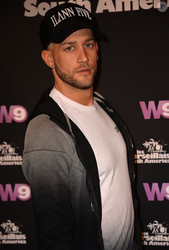 Il s'agit de l'ancienne vedette de l'émission "Les Marseillais" prénommée Anthony Paggini Neuron, plus connu sous le pseudonyme de Paga

Paga - Soirée de lancement de la nouvelle émission de télé-réalité "Les Marseillais South America" au cinéma Gaumont Marignan à Paris, le 21 février 2017. © Veeren/Bestimage