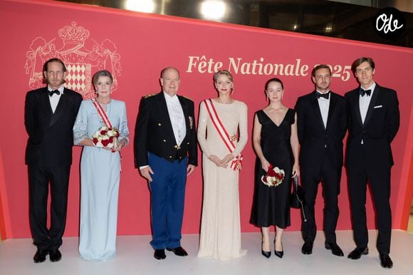 Andrea Casiraghi, La princesse Caroline de Hanovre, Le prince Albert II de Monaco, La princesse Charlène de Monaco, La princesse Alexandra de Hanovre, Pierre Casiraghi et Ben Sylvester Strautmann - La famille princière de Monaco arrive au gala "Bonsoir Monte-Carlo - Grande revue - Josephine Baker" à l'opéra de Monte-Carlo à l'occasion de la fête nationale le 19 novembre 2025.

© Olivier Huitel / Pool Monaco / Bestimage