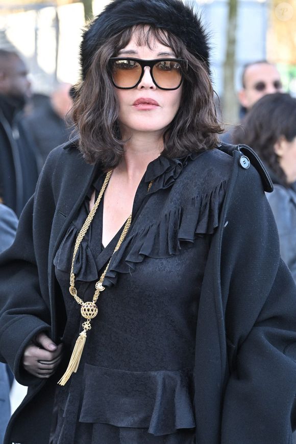 Dans les années 1970, Huster et Adjani formaient un couple aussi bien artistique que personnel à la Comédie-Française.

Isabelle Adjani arrive au défilé Chloé pendant la semaine de la mode à Paris, France, le 6 mars 2025. Photo par Julien Reynaud/APS-Medias/ABACAPRESS.COM