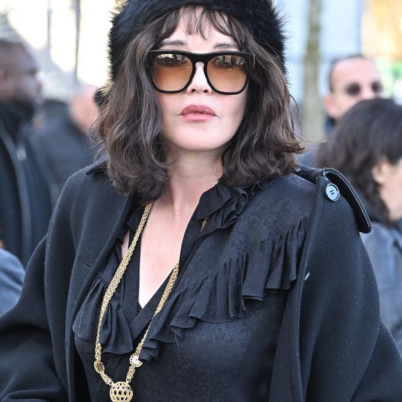 Dans les années 1970, Huster et Adjani formaient un couple aussi bien artistique que personnel à la Comédie-Française.

Isabelle Adjani arrive au défilé Chloé pendant la semaine de la mode à Paris, France, le 6 mars 2025. Photo par Julien Reynaud/APS-Medias/ABACAPRESS.COM