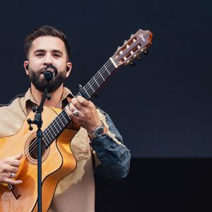 La mère de l'artiste de 29 ans est touchée par l'illettrisme.

Kendji Girac - Les artistes sur la scène du V and B Fest' à Château-Gontier sur Mayenne le 21 août 2025. © Alexandre Fumeron / Afterdepth / Bestimage