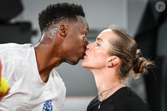 Ensemble depuis 2018, le couple de champions s'épanouit pleinement, et encore plus depuis la naissance de leur fille Skai en 2022.

Elina Svitolina et Gael Monfils lors d'une séance d'entraînement du tournoi de tennis Roland-Garros, le 20 mai 2026 à Paris. 

© Matthieu Mirville/ZUMA Press Wire/Bestimage