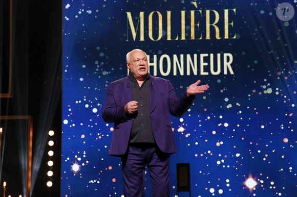 Éric-Emmanuel Schmitt annonce et raconte la carrière de celui qui va recevoir le Molière D'honneur ; Francis Huster (pas sur la photo) - 35ème cérémonie des Molières aux Folies Bergère à Paris, France, le 6 Mai 2024. © Bertrand Rindoff / Bestimage