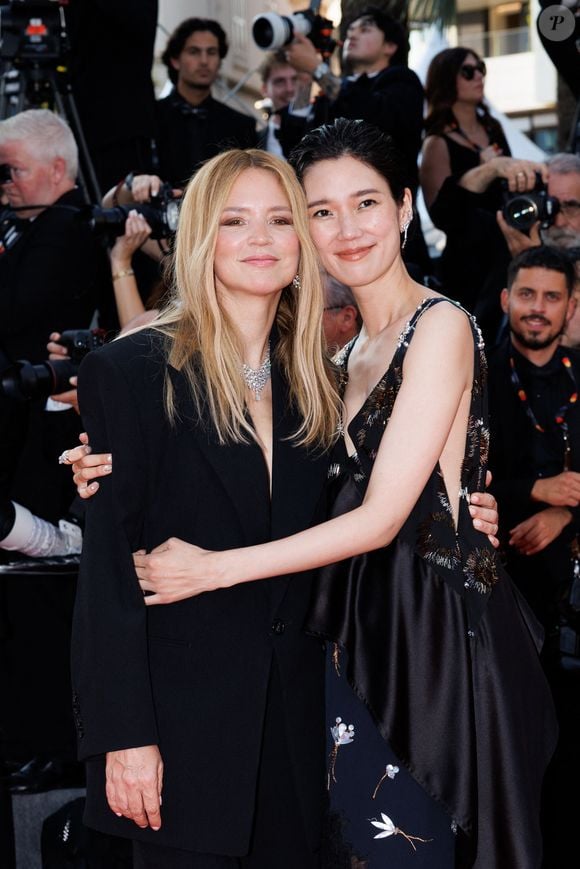 Virginie Efira, Tao Okamoto - Montée des marches pour la cérémonie de clôture du 79ème Festival International du Film de Cannes, le 23 mai 2026. © Jacovides-Moreau / Bestimage