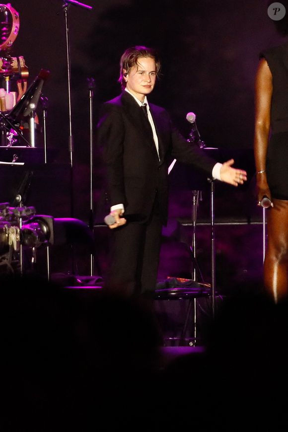 Christine And The Queens aka Redcar Rahim à la soirée du "Grand Concert de la fête de la musique" au Jardin des Tuileries, à Paris le 21 juin 2025. Crédit Marc Ausset-Lacroix - Jack Tribeca - Christophe Clovis / Bestimage