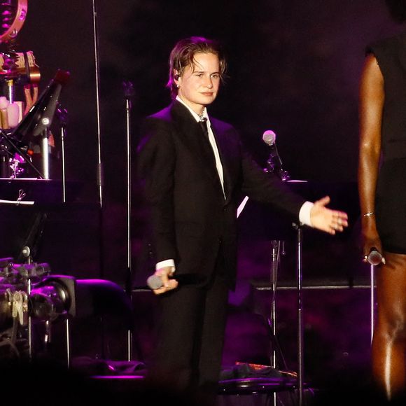 Christine And The Queens aka Redcar Rahim à la soirée du "Grand Concert de la fête de la musique" au Jardin des Tuileries, à Paris le 21 juin 2025. Crédit Marc Ausset-Lacroix - Jack Tribeca - Christophe Clovis / Bestimage