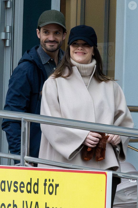 Ce lundi 10 février 2025, une première photo du nouveau-né a été dévoilée, sur le compte Instagram du Palais Royal.

La princesse Sofia et le prince Carl Philip de Suède quittent la maternité avec leur fille. Le 8 février 2025. 
Dana Press / Bestimage