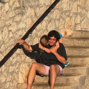 Parmi ces photos, une image de son fiancé Florian Rossi avec leur fille Esmée

Louane partage des photos de ses vacances avec son fiancé Florian Rossi et leur fille Esmée. Août 2025.